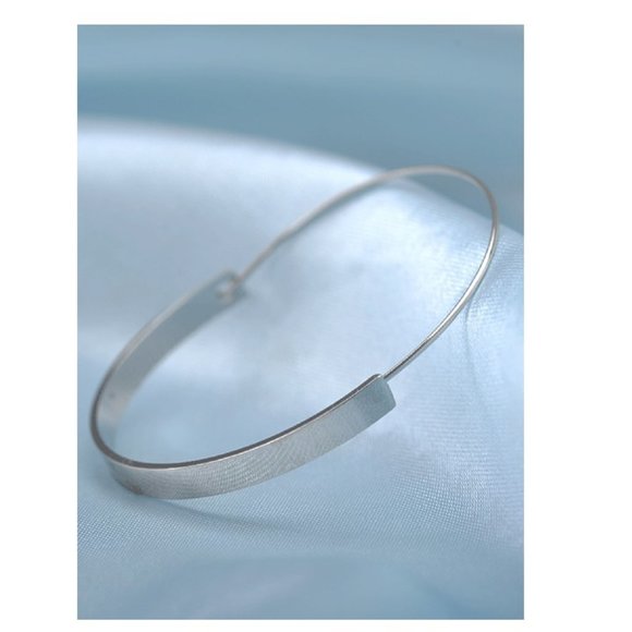 Minimalist Simple Elegant Lightweight Silver Tone Hoop Earrings - Picture 4 of 4